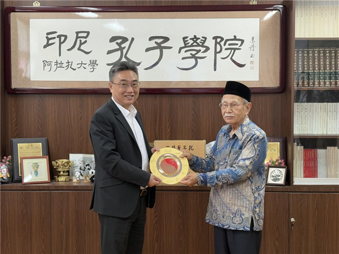 雙方交換禮物?；顒又鬓k方供圖