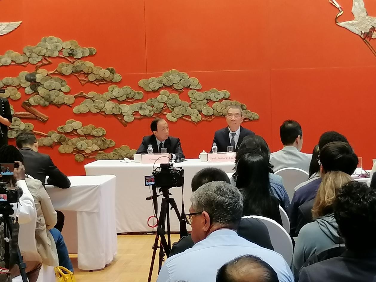 圖為21日舉行的“臨甲7號沙龍”，林毅夫（右一）在回答中外媒體記者的提問。 人民網(wǎng)記者 李瀟攝