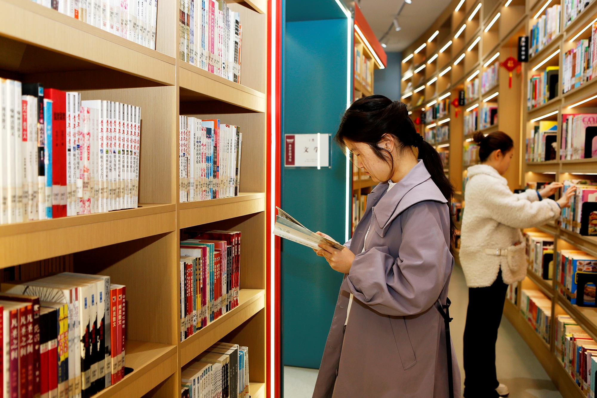 △2025年3月29日，讀者在山西臨汾市襄汾縣圖書館閱讀。