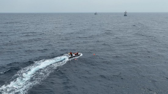 4月23日，中越海警開(kāi)展海上聯(lián)合搜救演練，模擬營(yíng)救落水人員。（中國(guó)海警供圖）