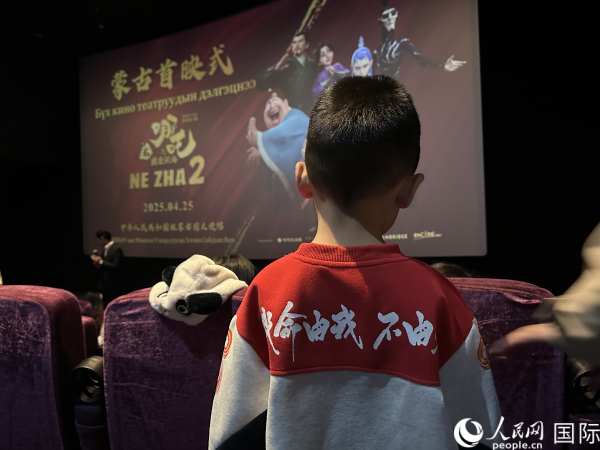 圖為首映式現(xiàn)場，一位小朋友身穿帶有《哪吒2》電影元素的衣服。人民網(wǎng)記者 張朋輝攝
