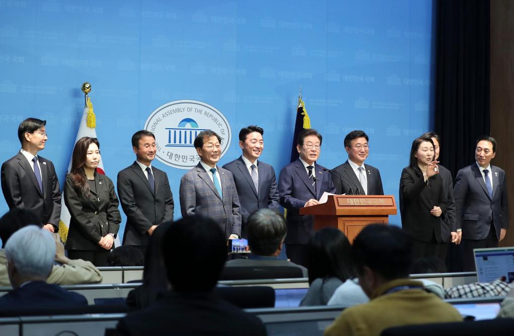 4月11日，李在明在韓國首爾舉行的新聞發(fā)布會(huì)上介紹他的總統(tǒng)競選團(tuán)隊(duì)。新華社記者姚琪琳攝