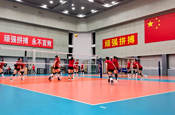4月28日，中國女排在主教練趙勇的帶領(lǐng)下進(jìn)行訓(xùn)練。人民網(wǎng)記者 胡雪蓉?cái)z