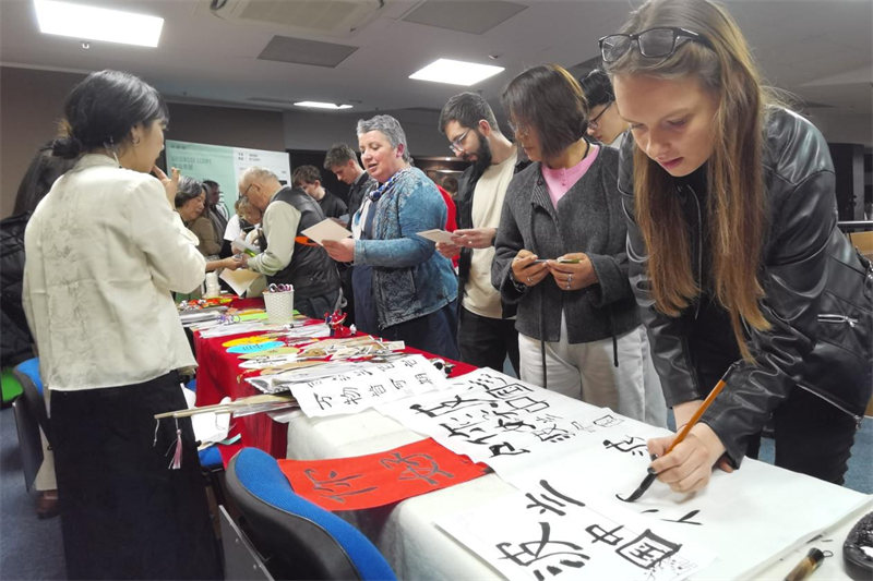 現(xiàn)場(chǎng)來賓體驗(yàn)中國(guó)傳統(tǒng)文化。中國(guó)駐波蘭大使館供圖。