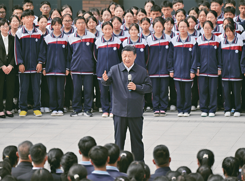 2024年6月18日至19日，中共中央總書記、國家主席、中央軍委主席習近平在青海考察。這是18日下午，習近平在果洛西寧民族中學考察時，同師生們親切交流。 新華社記者 岳月偉/攝