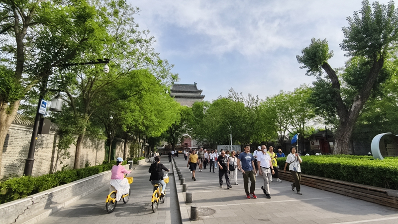 外國游客游覽北京鼓樓。人民網(wǎng)記者 李楠樺攝