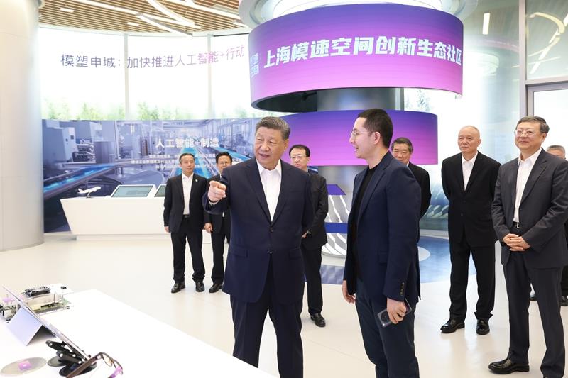 △2025年4月29日，習(xí)近平總書記在上?！澳Ｋ倏臻g”大模型創(chuàng)新生態(tài)社區(qū)，察看大模型產(chǎn)品展示。