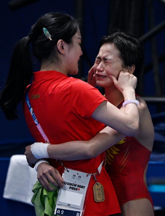 2024年8月6日，中國選手全紅嬋（右）與教練陳若琳在巴黎奧運(yùn)會女子10米臺決賽后慶祝。新華社記者 王鵬 攝