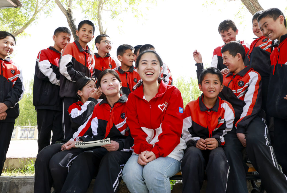 4月23日，在新疆克州阿圖什市哈拉峻鄉(xiāng)謝依特小學(xué)，支教教師高淑賢和學(xué)生們?cè)谝黄稹? width=