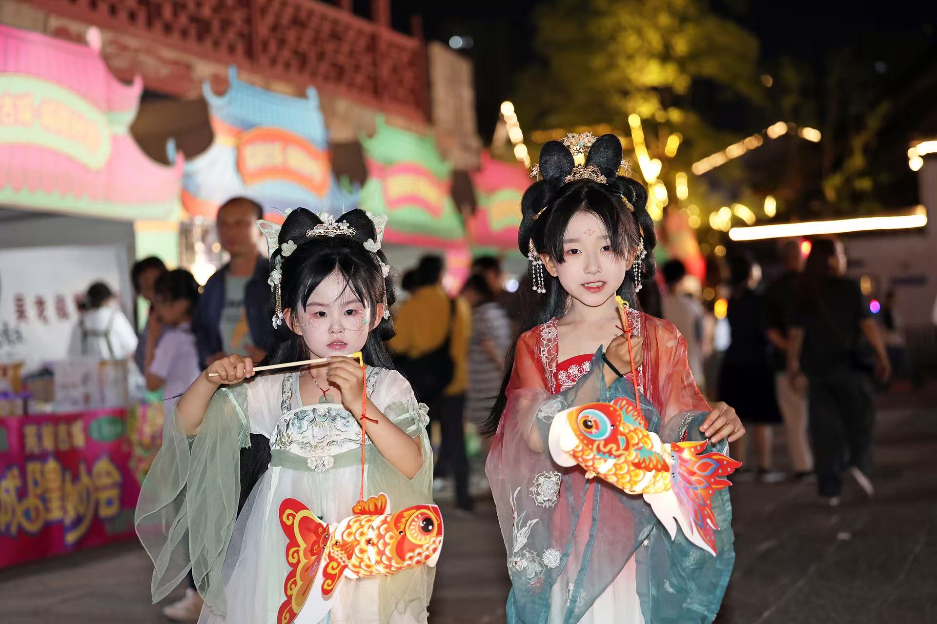2025年5月2日晚，安徽蕪湖古城，魚燈巡游吸引游人駐足觀看。（圖片來源：視覺中國）