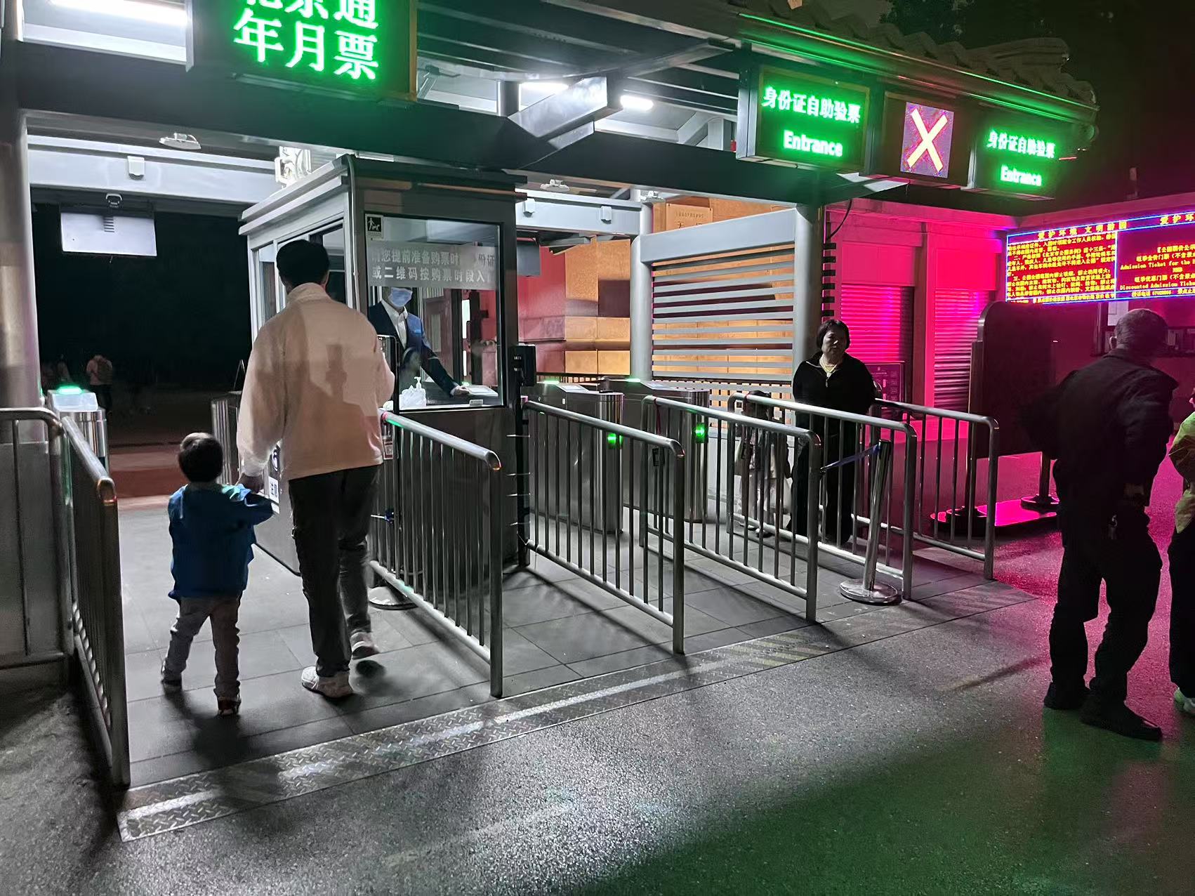 北京天壇公園延長開放時間，游客進入游覽。人民網(wǎng)記者 李楠樺攝