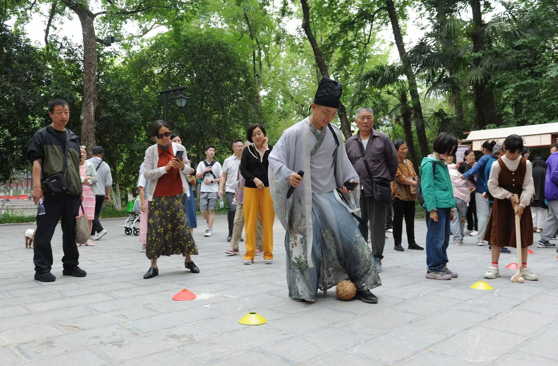 2025年5月3日，安徽省合肥市包公園景區(qū)，游客正在參與“蹴鞠”體育活動。（圖片來源：視覺中國）