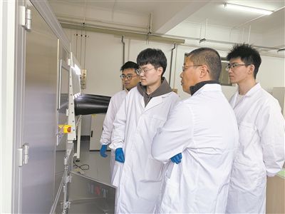 圖為安工大材料科學(xué)與工程學(xué)院碩士研究生余威（右一）在實(shí)驗(yàn)室開展研究。安工大供圖