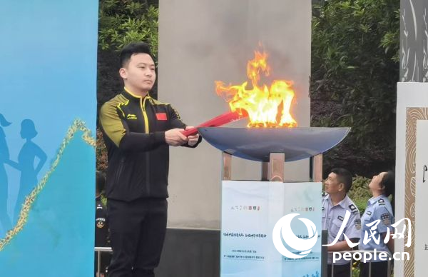 在活動開幕式上，馮喆點燃火炬。人民網(wǎng)記者 楊磊攝