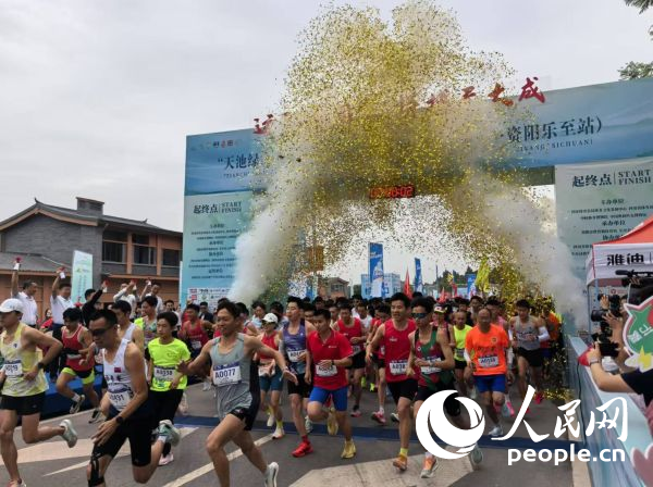 全民健身跑參賽選手沖出起點。人民網(wǎng)記者 楊磊攝