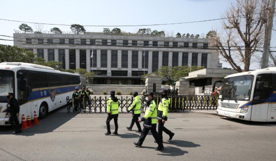 4月3日，在韓國首爾，警察在韓國憲法法院前執(zhí)勤。新華社記者姚琪琳攝