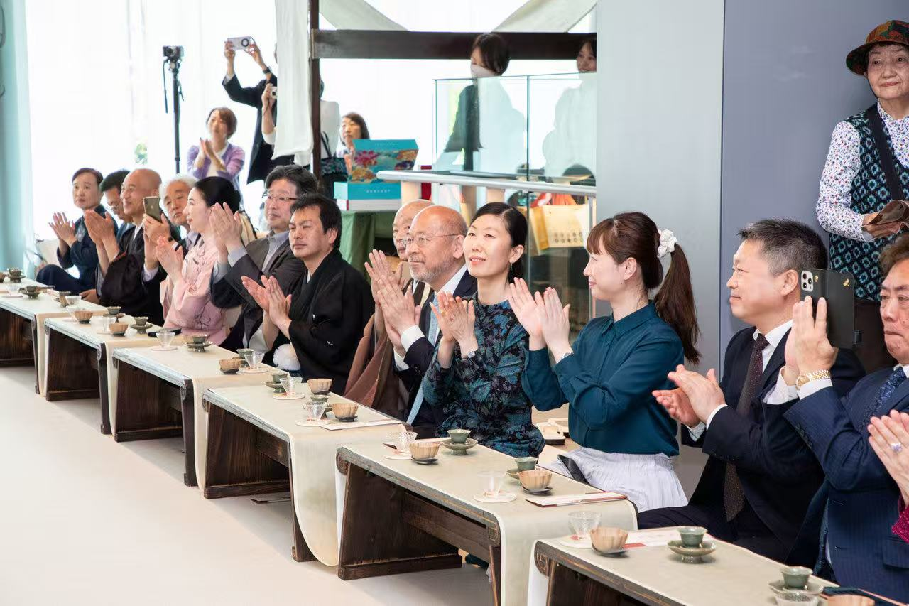 中日兩國(guó)文旅界、各茶道流派嘉賓出席開幕式。中國(guó)駐大阪旅游辦事處供圖