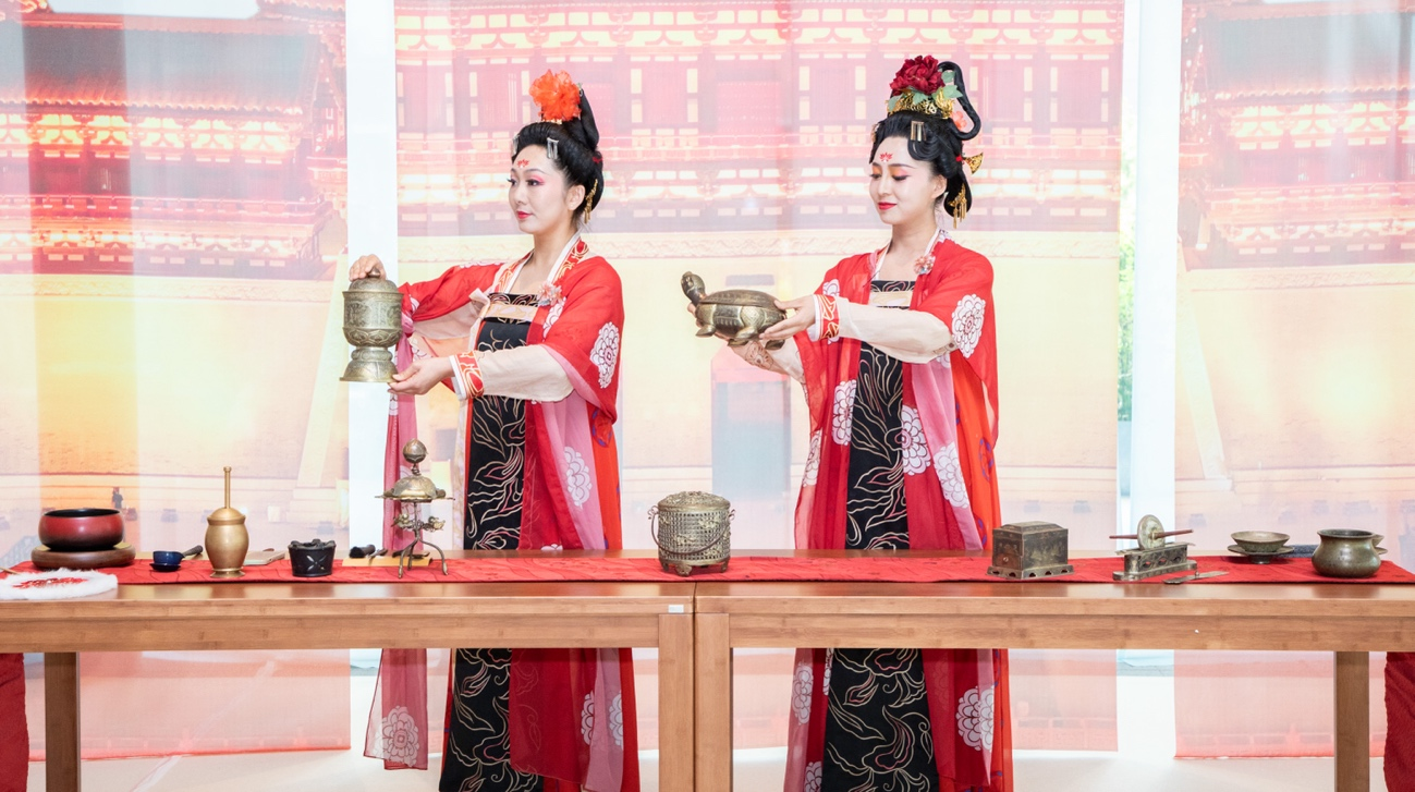 法門寺地宮出土文物一比一復(fù)刻的宮廷茶器。中國(guó)駐大阪旅游辦事處供圖