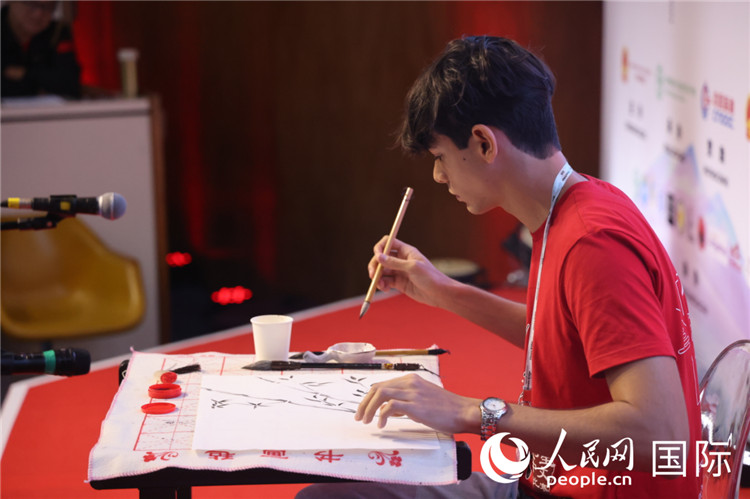 2025年“漢語橋”巴西賽區(qū)決賽的“才藝展示”環(huán)節(jié)，一名參賽者正在繪畫。人民網記者 時元皓攝