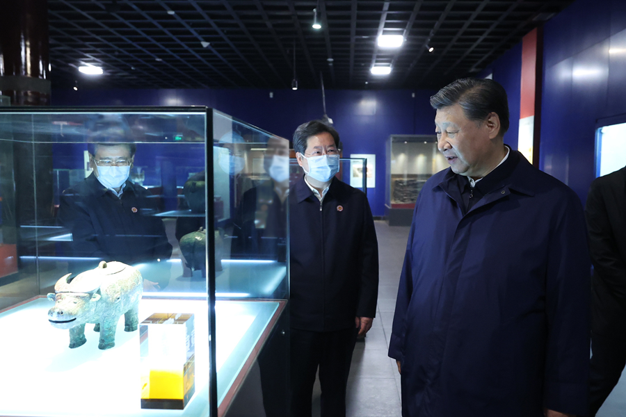 2022年10月28日，習(xí)近平總書記在安陽市殷墟博物館考察。新華社記者 鞠鵬 攝