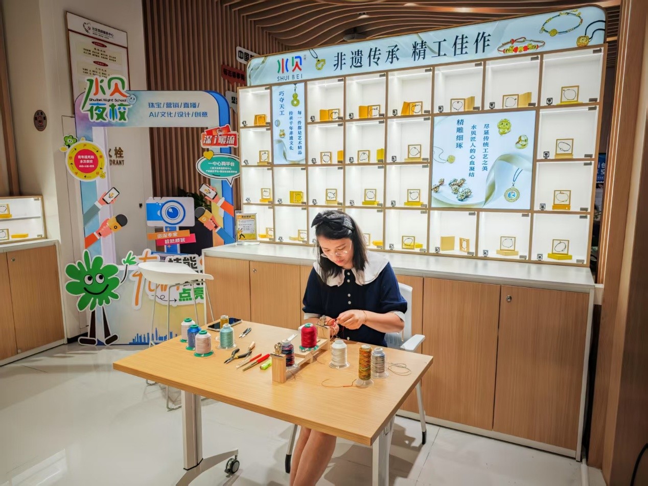水貝夜校學員正在展示手工編繩過程。人民網(wǎng) 肖聰聰攝