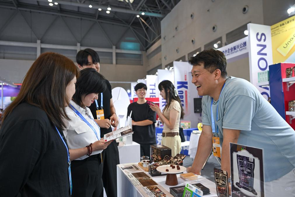 5月22日，韓國展商（右一）在西洽會(huì)現(xiàn)場(chǎng)向參觀者介紹產(chǎn)品。新華社記者 陳誠 攝