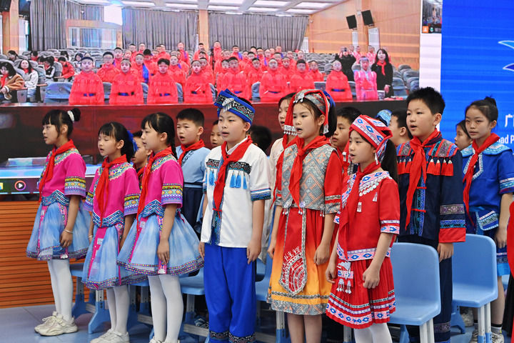 2025年3月28日，在“壯蒙一家親 共筑中國(guó)夢(mèng)”手拉手主題云隊(duì)會(huì)上，廣西南寧市濱湖路小學(xué)四（1）中隊(duì)隊(duì)員通過(guò)網(wǎng)絡(luò)和內(nèi)蒙古鄂爾多斯東勝區(qū)第十二小學(xué)四（9）中隊(duì)隊(duì)員一起唱《中國(guó)少年先鋒隊(duì)隊(duì)歌》。新華社記者 周華 攝