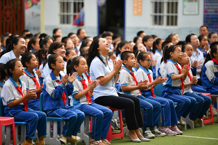 2021年7月1日，在位于陜西省延安市的楊家?guī)X福州希望小學(xué)，師生收看慶祝中國(guó)共產(chǎn)黨成立100周年大會(huì)。新華社記者 張博文 攝