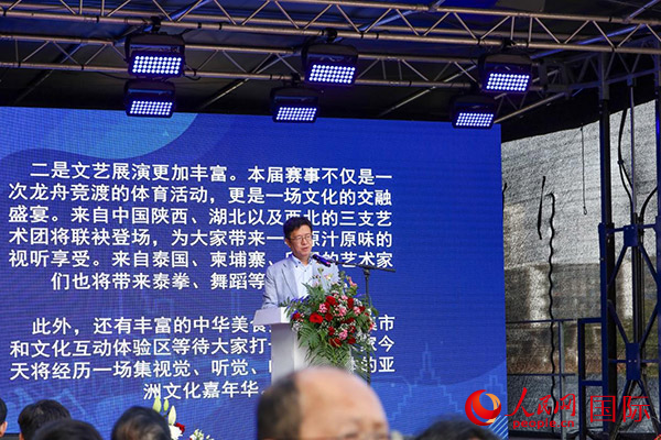 中國駐法蘭克?？傤I(lǐng)事黃昳揚在致辭中對龍舟賽表示熱烈祝賀。人民網(wǎng) 依琳攝