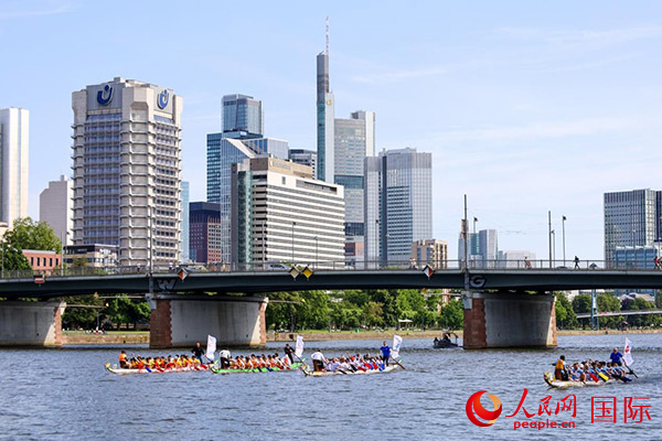 龍舟賽隊伍奮力揮槳、破浪前行。人民網(wǎng) 依琳攝