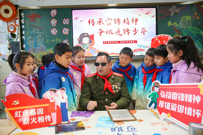 2025年3月3日，江蘇南通如皋市安定小學(xué)里，傷殘軍人許波銀在思政小課堂上向?qū)W生講述雷鋒故事。