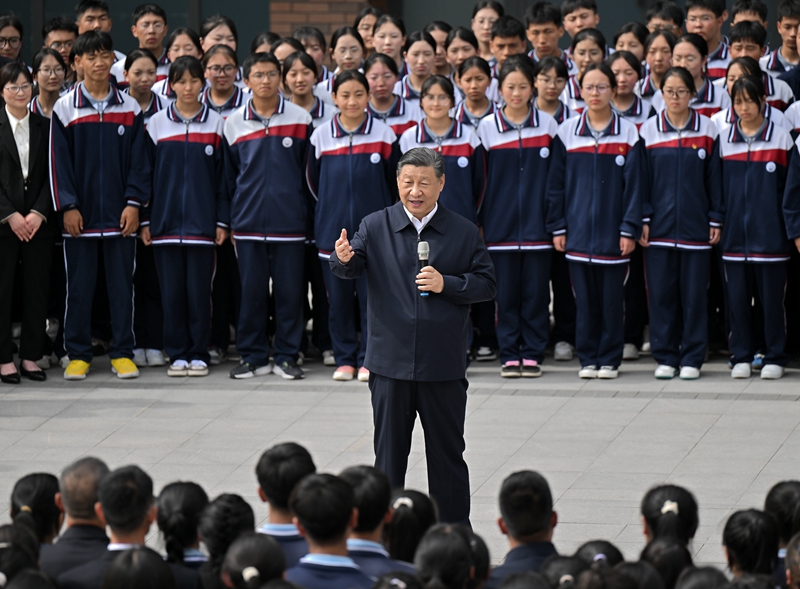 2024年6月18日，習(xí)近平總書記在青海果洛西寧民族中學(xué)考察時，同師生們親切交流。
