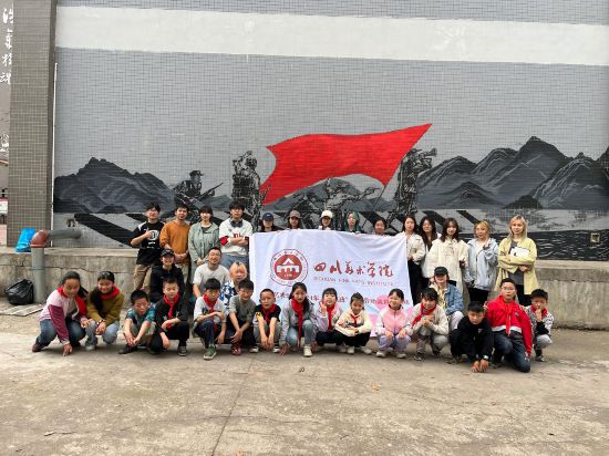 “行動(dòng)中的課堂：探尋茶馬古道紅色印記”工作坊與當(dāng)?shù)匦W(xué)生共同創(chuàng)作主題壁畫。