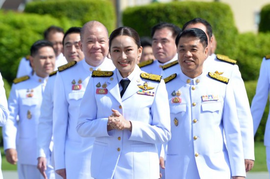 2024年9月7日，泰國(guó)總理佩通坦·欽那瓦（前中）及新一屆內(nèi)閣成員在位于首都曼谷的總理府與媒體見(jiàn)面。新華社發(fā)（拉亨攝）