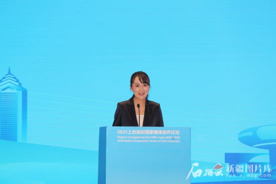 5月23日，在2025上合組織國家媒體合作論壇青年文化交流營活動中，人民日報社記者阿爾達克·塔巴拉克發(fā)言。石榴云/新疆日報記者 李雄心攝