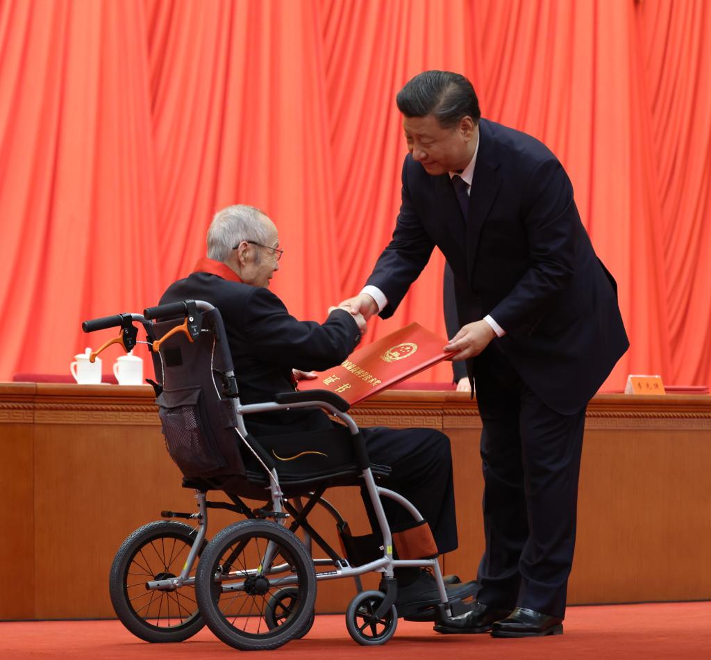 2021年11月3日，2020年度國家科學(xué)技術(shù)獎勵大會在北京人民大會堂隆重舉行。習(xí)近平總書記向獲得2020年度國家最高科學(xué)技術(shù)獎的中國航空工業(yè)集團(tuán)有限公司顧誦芬院士頒獎。新華社記者 龐興雷 攝