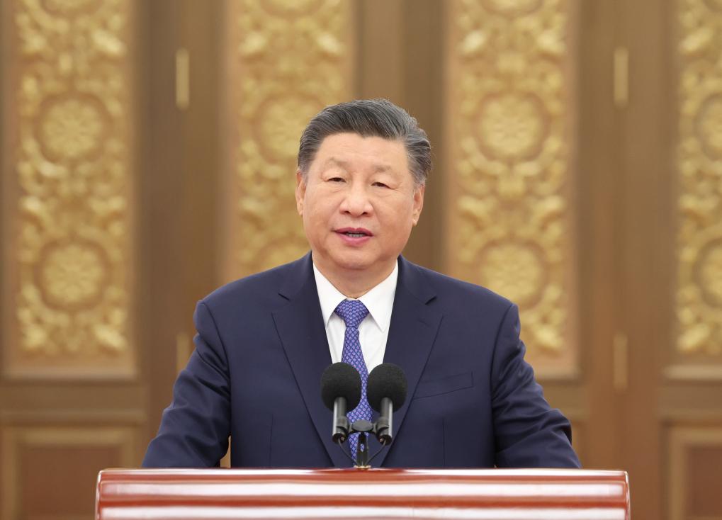 2024年9月23日，習(xí)近平總書記在人民大會堂接見探月工程嫦娥六號任務(wù)參研參試人員代表并參觀月球樣品和探月工程成果展覽。這是習(xí)近平總書記發(fā)表重要講話。新華社記者 鞠鵬 攝
