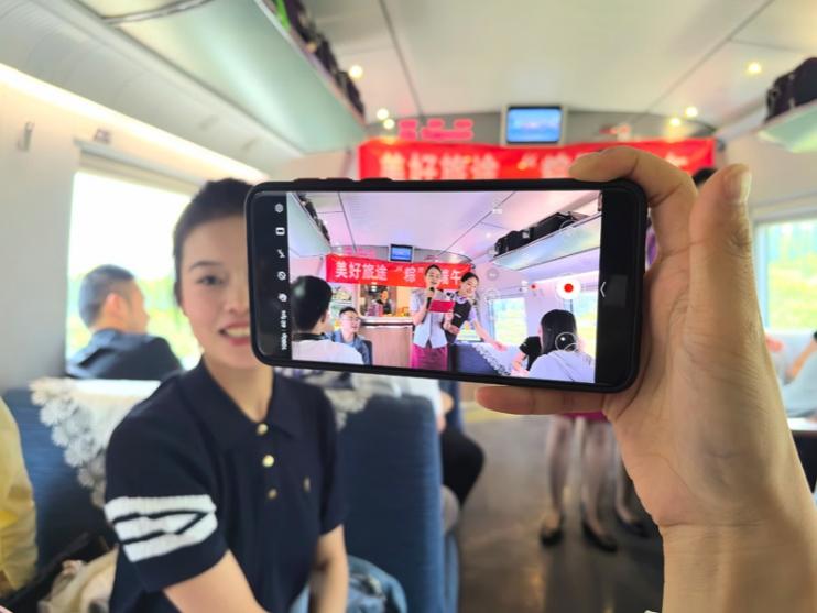 在活動中，旅客紛紛舉起手機拍攝。顏笑攝