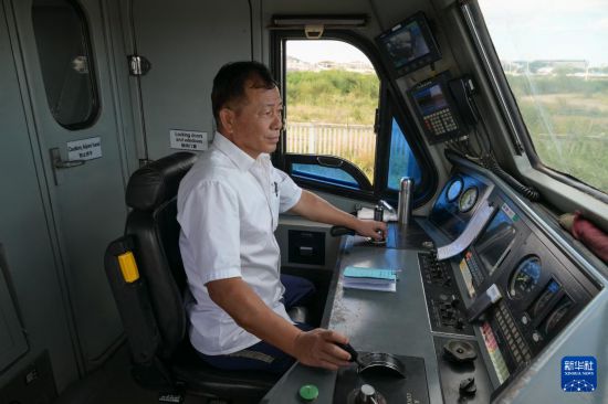 5月31日，在蒙內(nèi)鐵路內(nèi)羅畢站，機車駕駛員蔣立平在即將開往蒙巴薩的E2次列車上進行準(zhǔn)備工作。新華社記者 楊光 攝