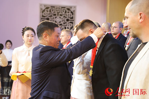 中國駐俄羅斯大使張漢暉為獲獎者頒獎。人民網(wǎng)記者 肖新新攝