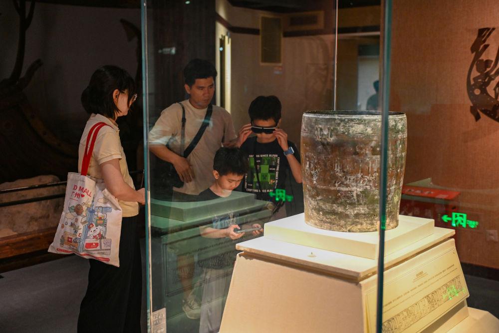 △2025年5月18日，游客在廣東廣州南越王博物院（王墓展區(qū)）體驗AR眼鏡智慧導(dǎo)覽服務(wù)。