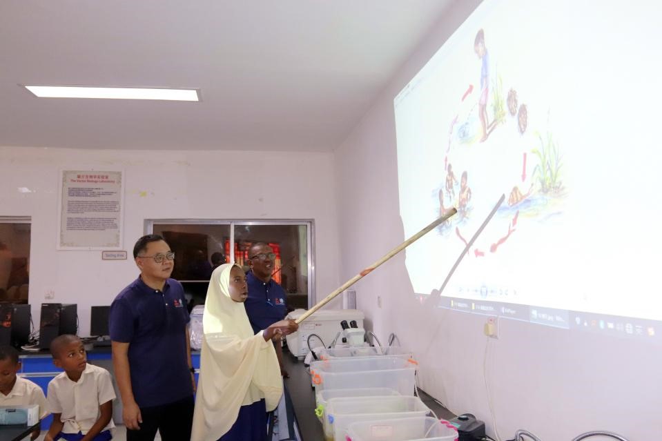 血吸蟲病健康教育講座。施亮攝