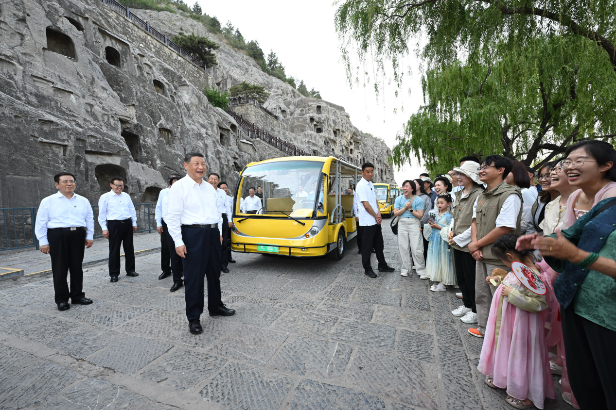5月19日，習(xí)近平在洛陽(yáng)龍門石窟考察時(shí)，同游客親切交流。