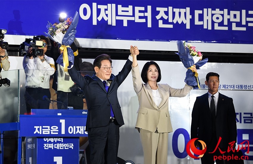 6月4日凌晨，確定當(dāng)選韓國總統(tǒng)的李在明舉手向歡呼的支持者們致意。 人民網(wǎng) 康炯彬攝