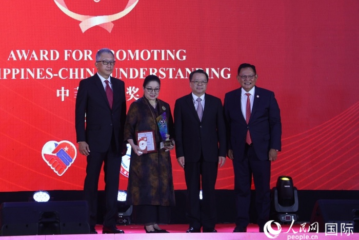 菲律賓前參議員許爾琦榮獲“終身成就獎”。人民網(wǎng)記者 樊帆攝